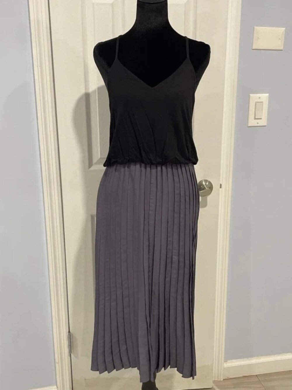 LOFT Women’s Black Gray Pleated Maxi Dress XS